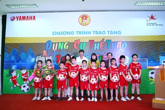 Tổng giám đốc Yamaha Motor Việt Nam và đại diện 50 trường tiểu học nhận tài trợ